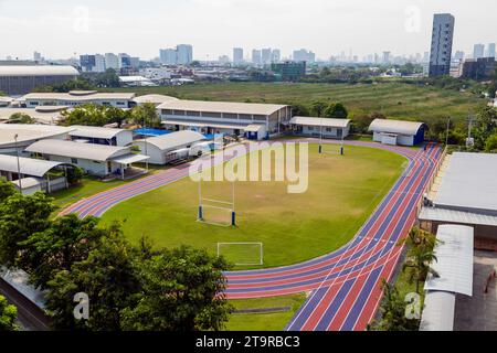 Bangkok, Thaïlande - 14 décembre 2018 : une vue surélevée de la piste de course ovale située à l'École internationale française située à Bangkok, Thail Banque D'Images