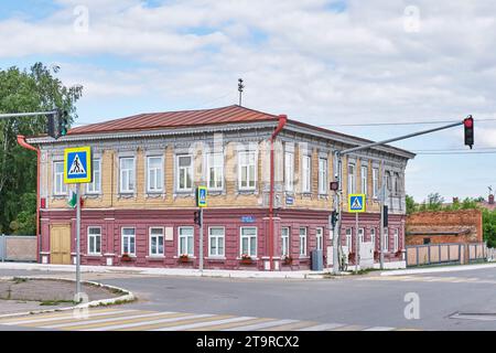 Yelabuga, Russie - 18 juin 2023 : Centre-ville historique.Cour marchande résidentielle de la deuxième moitié du 19e siècle. Monument d'architecture. Cultura Banque D'Images