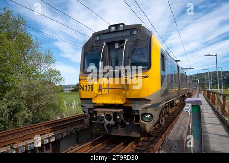 Train électrique de banlieue traversant la rivière Hutt à Ava, Petone, Hutt City, Wellington, Île du Nord, nouvelle-Zélande Banque D'Images