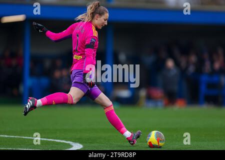 La gardienne Janina Leitzig de Leicester City en action lors du match de Super League féminine de Barclays à Kingsmeadow, Londres. Date de la photo : dimanche 26 novembre 2023. Banque D'Images