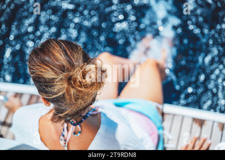 Femme heureuse appréciant le temps sur le voilier Banque D'Images