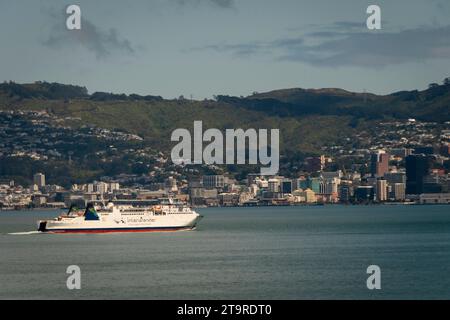 Centre-ville de Wellington depuis l'île de Soames avec ferry Interislander au premier plan, Wellington Harbour, Île du Nord, Nouvelle-Zélande Banque D'Images
