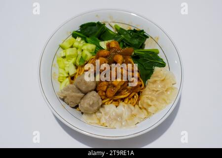 Nouilles de poulet maison avec boulettes frites Banque D'Images