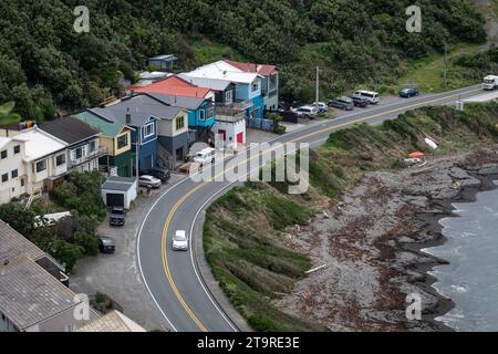 Maisons et route à côté de la plage, Breaker Bay, Wellington, Île du Nord, Nouvelle-Zélande Banque D'Images