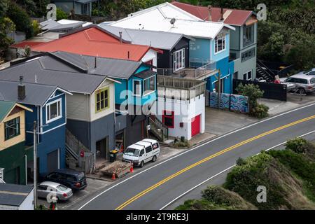 Maisons et route à côté de la plage, Breaker Bay, Wellington, Île du Nord, Nouvelle-Zélande Banque D'Images