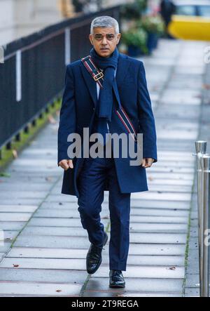 Londres, Royaume-Uni. 27 novembre 2023. Le maire de Londres, Sadiq Khan, arrive pour l’enquête Covid 19. Crédit : Karl Black/Alamy Live News Banque D'Images