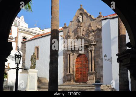 Plaza de Espana à Santa Cruz de la Palma, la Palma, îles Canaries, Espagne, avec l'église mère du Salvador et la statue de Manuel Diaz Hernandez Banque D'Images