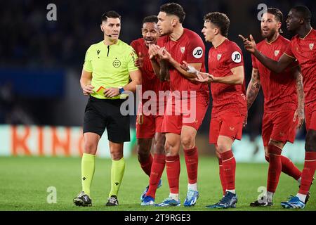 L'arbitre Miguel Angel Ortiz Arias et les joueurs du Sevilla FC lors du match de LaLiga EA Sports entre la Real Sociedad et le Sevilla FC à l'Estadio Reale Arena Banque D'Images