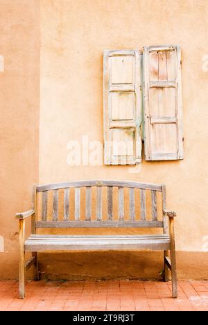 Un banc et une fenêtre situés à Santa Fe, Nouveau-Mexique. Banque D'Images