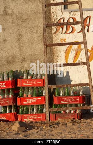 Bouteille de cola vide empilée derrière un café à Cativina-Baja. Banque D'Images