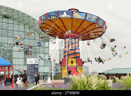 Chicago, Illinois, États-Unis - 06 juin 2018 : les gens montent le Wave Swinger sur Navy Pier à Chicago. Banque D'Images