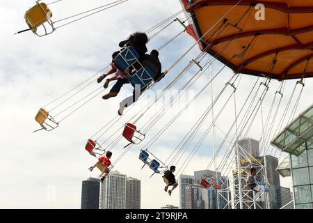 Chicago, Illinois, États-Unis - 06 juin 2018 : les gens montent le Wave Swinger sur Navy Pier à Chicago. Banque D'Images