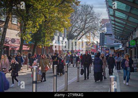 Scène de rue animée alors que les gens vont faire du shopping de Noël dans le centre-ville de Swansea samedi. Banque D'Images