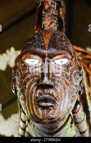 Un masque en bois avec des motifs complexes. Rotorua, Nouvelle-Zélande Banque D'Images
