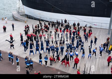 Les gymnastes se rassemblent et font des tribunes au Pommern Tall Ship la nuit précédant le début des Jeux Inter Island de 2023 à Mariehamn sur Åland. Photoi : Rob Wa Banque D'Images