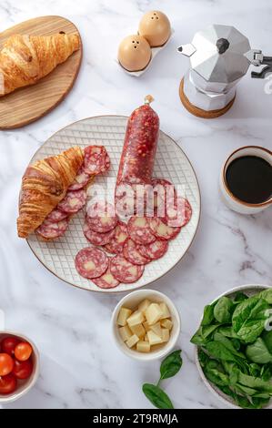 vue de dessus de la charcuterie épicée de viande sur une assiette avec croissant Banque D'Images