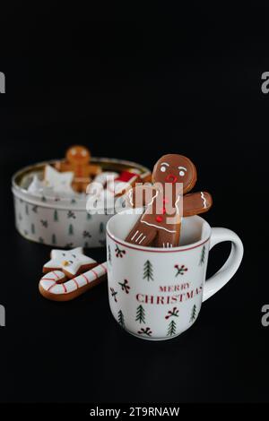 Biscuit homme en pain d'épice dans la tasse Banque D'Images