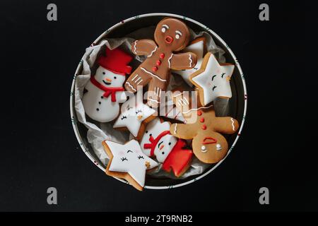 Différents biscuits de pain d'épice dans la boîte Banque D'Images