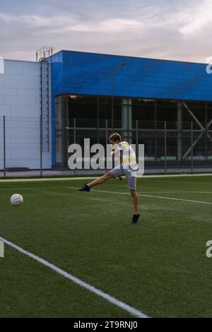 Équipe junior de football garçons pratiquant la pénalité. Banque D'Images