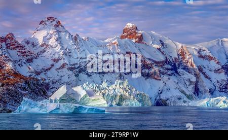 La lumière du soleil en fin d'après-midi sur les icebergs fondant lentement sur la côte nord-est du Groenland Banque D'Images