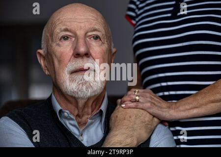 Portrait d'un homme âgé avec son soignant en arrière-plan Banque D'Images