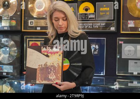 Londres Royaume-Uni. 27 novembre 2023. Un assistant Bonhams avec un LED Zeppelin : une copie autographiée de l'album LED Zeppelin II, à l'avant-première de Bonhams Rock, Pop and film sale. La vente a lieu le 29 novembre à Bonhams Knightsbridge .Credit : amer ghazzal/Alamy Live News . Banque D'Images