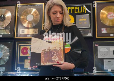 Londres Royaume-Uni. 27 novembre 2023. Un assistant Bonhams avec un LED Zeppelin : une copie autographiée de l'album LED Zeppelin II, à l'avant-première de Bonhams Rock, Pop and film sale. La vente a lieu le 29 novembre à Bonhams Knightsbridge .Credit : amer ghazzal/Alamy Live News . Banque D'Images