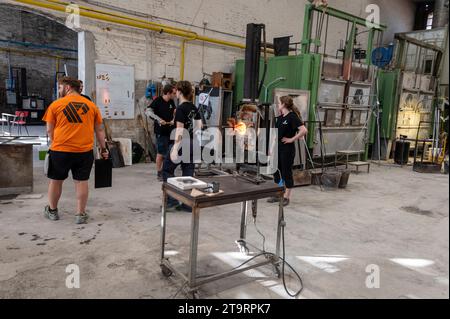 Dans le studio de soufflage de verre avec fourneaux au four Wave Murano Glass Furnace, sur l'île de Murano près de Venise dans la région de Vénétie du nord de l'Italie. Banque D'Images