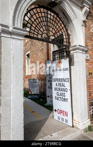 Entrée principale du visiteur de l’arche au four Wave Murano Glass Furnace, sur l’île de Murano près de Venise, dans la région de la Vénétie au nord de l’Italie. C'était dedans Banque D'Images