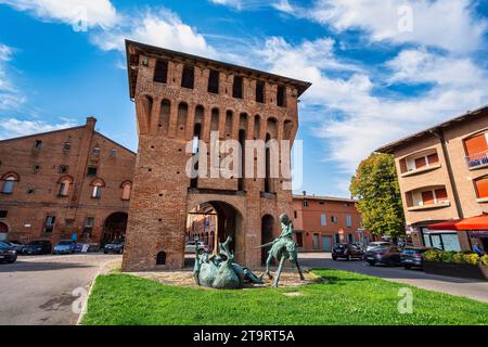 Sculpture I Cavalieri à Battaglia devant Porta Ferrara, San Giorgio di Piano, Bologne, Emilie-Romagne, Italie Banque D'Images