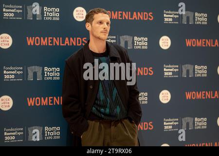 Rome, Italie. 26 novembre 2023. Alessandro Piavani assiste au photocall de ''Womenlands'' au Palazzo delle Esposizioni à Rome, Italie, le 26 novembre 2023. (Photo de Luca Carlino/NurPhoto) crédit : NurPhoto SRL/Alamy Live News Banque D'Images