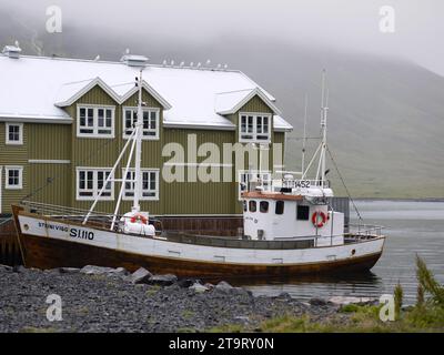 Paysage côtier islandais d'un village de pêcheurs sur la côte nord de l'Islande appelé Siglufjörður, qui est situé le long d'un étroit fjord. Banque D'Images