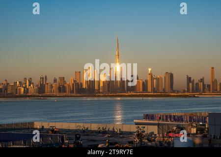 Burj Khalifa et les gratte-ciel du quartier financier de Dubaï au lever du soleil, avec la construction en cours d'une nouvelle tour au premier plan Banque D'Images