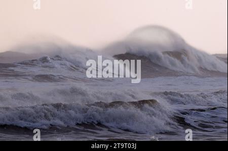 De grands brise-roches se brisent sur la côte du North Yorkshire lors d'une tempête nord-est en hiver. Ces énormes rouleaux causent beaucoup d'érosion le long de la côte. Banque D'Images