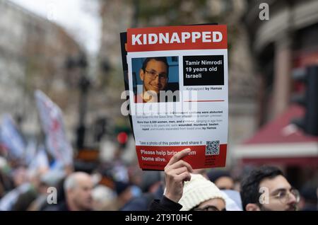 Londres, Royaume-Uni. 26 novembre 2023. Un manifestant pro-israélien tient une pancarte lors de la "Marche contre l'antisémitisme" en soutien aux otages pris par le Hamas à Gaza. Crédit : Andy Soloman/Alamy Live News Banque D'Images
