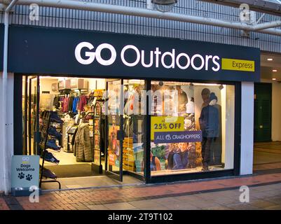 La façade d'une branche de GO Outdoors. Il s'agit d'une branche Express locale plus petite de la chaîne et était auparavant une branche de Millet. Banque D'Images