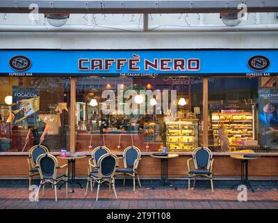 La façade d'une succursale de Caffe Nero, une société de cafés basée à Londres, en Angleterre. Fondée en 1997 par Gerry Ford. Banque D'Images