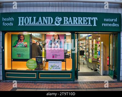 La façade d'une succursale de Holland and Barrett - une chaîne multinationale britannique de magasins d'aliments naturels avec plus de 1 300 magasins dans 16 pays. Banque D'Images