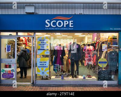 La façade d'une boutique caritative Scope. Scope est une organisation caritative britannique qui fait campagne pour changer les attitudes négatives à propos du handicap, fournit des services directs, et Banque D'Images