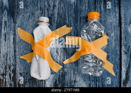 Collecte de différents types de bouteilles en plastique sur des tables en bois pour recyclage. zéro déchet, déchets et pollution, réchauffement climatique et changement climatique. Banque D'Images