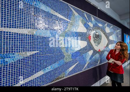 Londres, Royaume-Uni. 27 novembre 2023. La mosaïque « œil psychédélique » commandée par John Lennon pour sa piscine à sa maison Kenwood, estimation : référez-vous au département - Un aperçu de la vente Rock, Pop & film à Bonhams Knightsbridge, Londres. La vente elle-même aura lieu le mercredi 29 novembre à Knightsbridge. Crédit : Guy Bell/Alamy Live News Banque D'Images