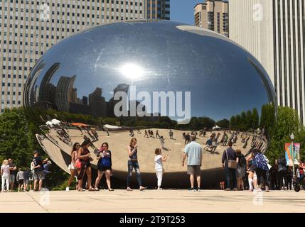 Chicago, États-Unis - 04 juin 2018 : People Near the Cloud Gate, une sculpture publique d'Anish Kapoor au Millennium Park. Cloud Gate, également connu sous le nom de The Bean On Banque D'Images