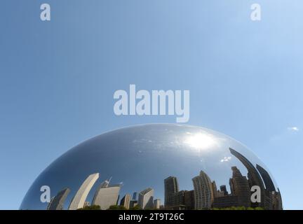 Chicago, États-Unis - 04 juin 2018 : réflexion dans la porte des nuages également connue sous le nom de Bean dans Millennium Park à Chicago, Illinois. Banque D'Images