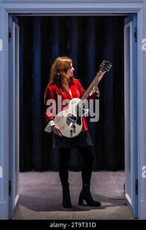 Londres, Royaume-Uni. 27 novembre 2023. Green Day : an Epiphone les Paul Junior Guitar électrique signé par The Band, 2023, est £600 - £800 - Un aperçu de la vente Rock, Pop & film à Bonhams Knightsbridge, Londres. La vente elle-même aura lieu le mercredi 29 novembre à Knightsbridge. Crédit : Guy Bell/Alamy Live News Banque D'Images