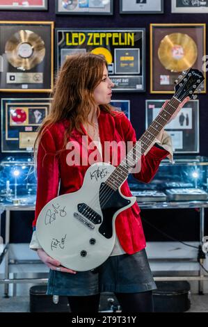 Londres, Royaume-Uni. 27 novembre 2023. Green Day : an Epiphone les Paul Junior Guitar électrique signé par The Band, 2023, est £600 - £800 - Un aperçu de la vente Rock, Pop & film à Bonhams Knightsbridge, Londres. La vente elle-même aura lieu le mercredi 29 novembre à Knightsbridge. Crédit : Guy Bell/Alamy Live News Banque D'Images
