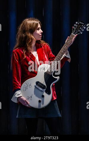 Londres, Royaume-Uni. 27 novembre 2023. Green Day : an Epiphone les Paul Junior Guitar électrique signé par The Band, 2023, est £600 - £800 - Un aperçu de la vente Rock, Pop & film à Bonhams Knightsbridge, Londres. La vente elle-même aura lieu le mercredi 29 novembre à Knightsbridge. Crédit : Guy Bell/Alamy Live News Banque D'Images