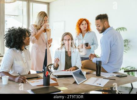 Équipe d'affaires discutant des graphiques et des statistiques tout en ayant une réunion dans le bureau. Concept commercial. Banque D'Images
