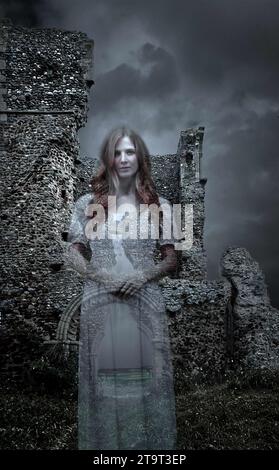 Une femme translucide fantomatique en blanc dans les ruines d'une vieille église avec des nuages orageux gris. Banque D'Images