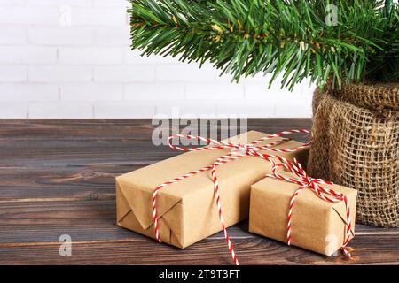 Étrennes différentes enveloppé dans du papier d'emballage sous la direction générale de l'arbre de Noël. Banque D'Images