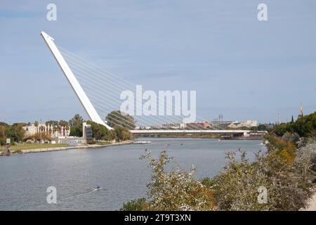 Le pont Alamillo sur le fleuve Guadalquivir à Séville, Andalousie, Espagne. Banque D'Images